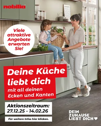 Werbebanner mit nobilia Familienküche in sanftem Grün, Mutter und Kind beim Gemüseschnippeln, große rote Schrift Deine Küche liebt dich, Infos zum Aktionszeitraum sowie Hinweis auf viele attraktive Küchenangebote im Küchenstudio